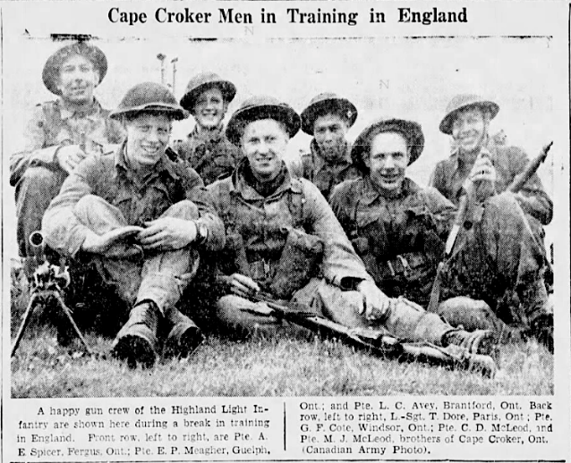 Thomas back left, with other soldiers of Highland Light Infantry